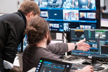Televizyon stüdyosunda çalışanlar