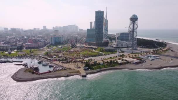 Puerto y parque de atracciones en la ciudad — Vídeos de Stock