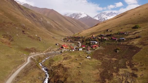 Landsbyen i dalen midt i bjergene – Stock-video