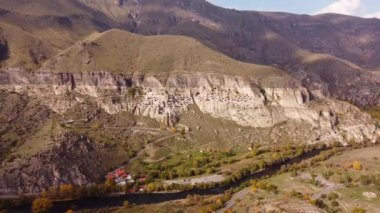 Sert kayalıklarda mağara manastırı