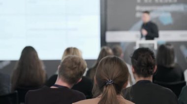 İş semineri sırasında izleyiciler sunumu izliyor