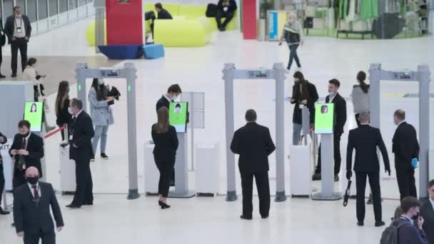Security team near metal detectors — Vídeo de Stock