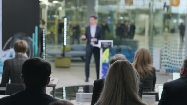 Audiencia y orador durante la conferencia de negocios — Vídeos de Stock