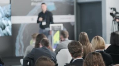 İş semineri sırasında izleyiciler sunumu izliyor
