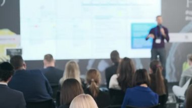 Oditoryumdaki iş sunumunu izleyenler