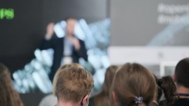 İş semineri sırasında izleyiciler sunumu izliyor