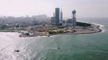 Şehirdeki liman ve eğlence parkı