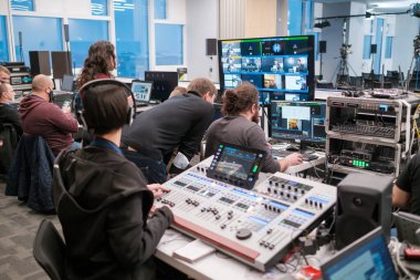 Bir grup teknisyen çevrimiçi konferans kaydediyor