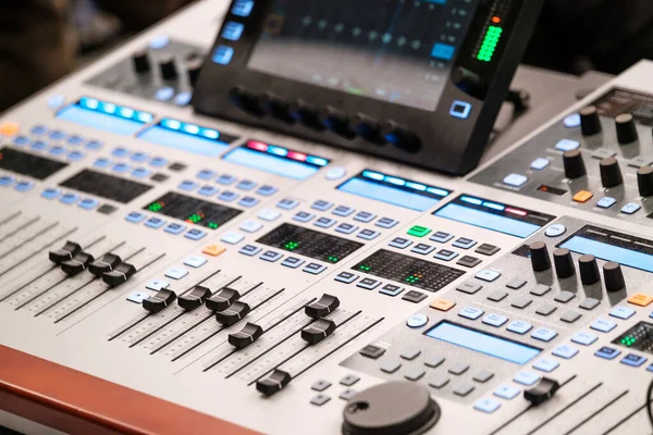 Console di miscelazione in studio di registrazione — Foto Stock