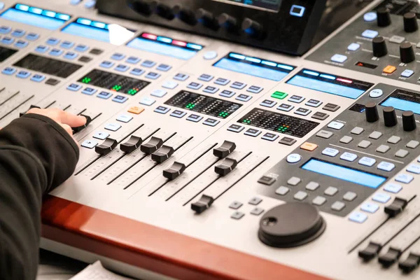 Sound engineer using mixing console — Stock Photo, Image