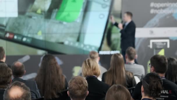 Séminaire d'affaires en ligne dans le hall moderne — Video