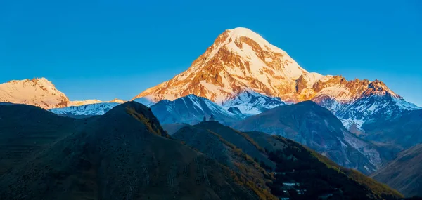 Гірський пейзаж на тлі блакитного неба на заході сонця — стокове фото