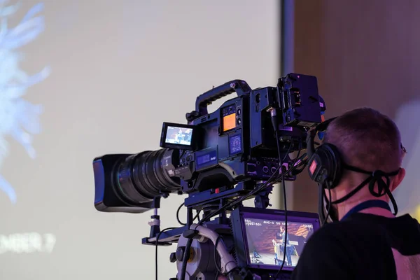 Camarógrafo retransmitiendo vídeo en conferencia — Foto de Stock