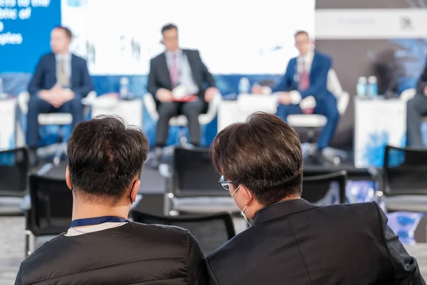 Empresários ouvindo seminário na sala de conferências — Fotografia de Stock