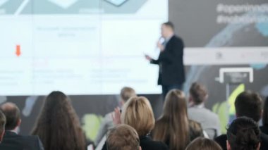 Oditoryumdaki iş sunumunu izleyenler