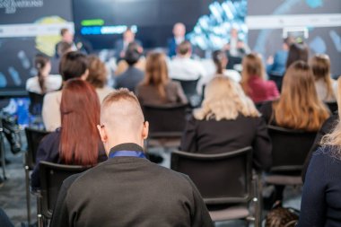 İş adamlarından oluşan bir şirket konferansta sunumu dinliyor