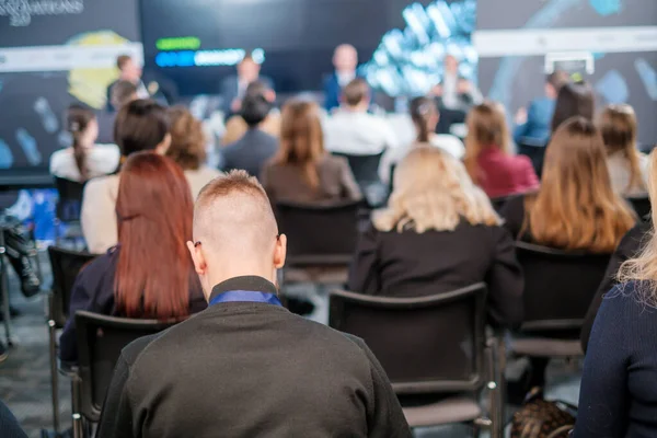 Företag som lyssnar på presentationer vid konferensen — Stockfoto