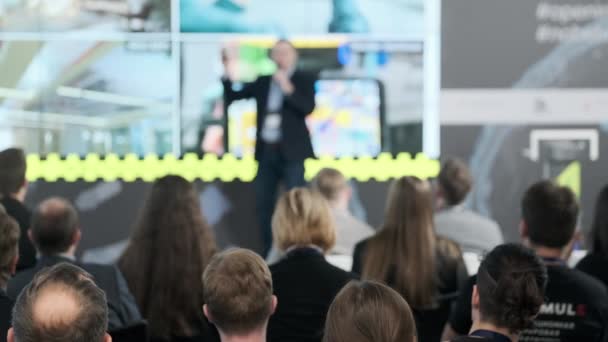 Online business seminar in modern hall — Stock Video