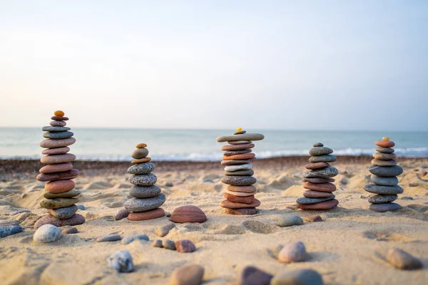 Torres de pedra na praia arenosa — Fotografia de Stock