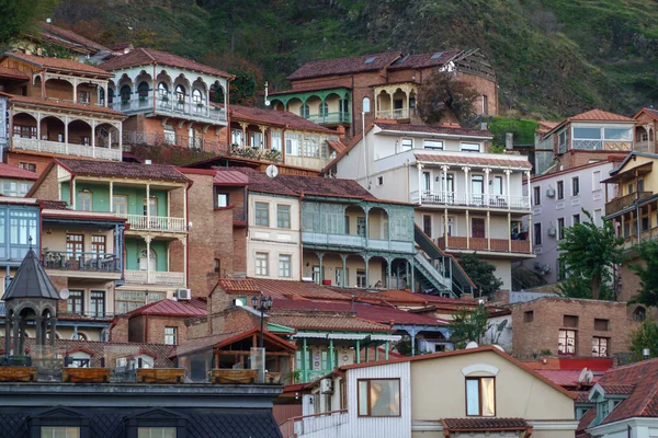 Maisons anciennes sur la pente de montagne — Photo