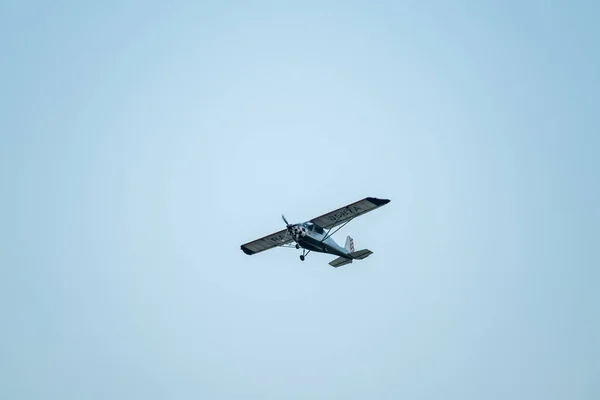 Small airplane against cloudless evening sky — Stock Photo, Image