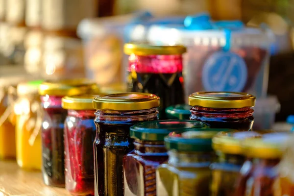 Frascos com geléia na banca do mercado — Fotografia de Stock