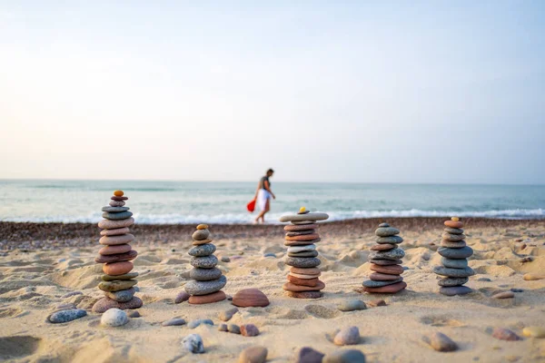 Torres de pedra na praia arenosa — Fotografia de Stock