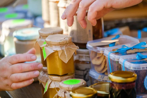 Plantenverkoper verkoopt honing aan klant — Stockfoto