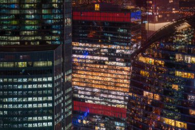 Gece şehrinde aydınlatılmış gökdelenler