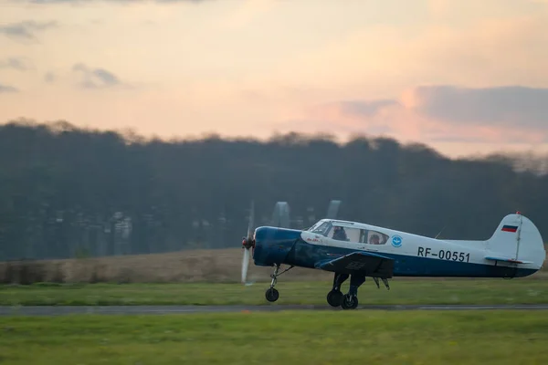 从机场起飞的单引擎飞机 — 图库照片