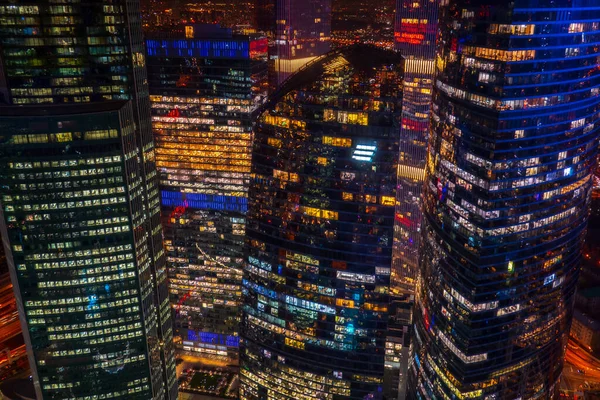 Belysta skyskrapor i nattstaden — Stockfoto