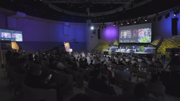 Семинар онлайн-бизнеса в современном зале — стоковое видео