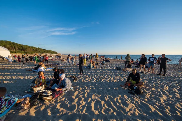 Bedrijf van mensen tijdens zomerfeest op het strand — Stockfoto
