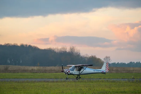 Aeronaves monomotor montadas no aeródromo — Fotografia de Stock