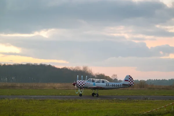 Leichtes Flugzeug auf dem Flugplatz bei Sonnenuntergang — Stockfoto