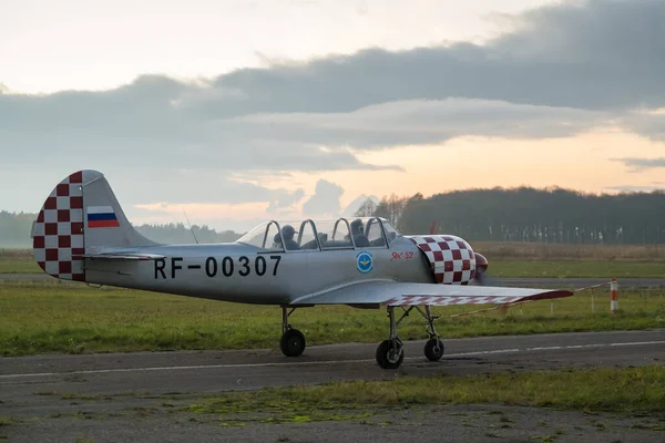 Einmotorige Flugzeuge fliegen gemeinsam auf Flugplatz — Stockfoto