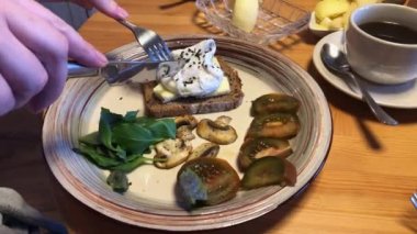 Ekin dişisi haşlanmış yumurta kesiyor.