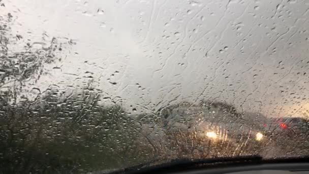 夕方の車のフロントガラスの後ろに雨 — ストック動画