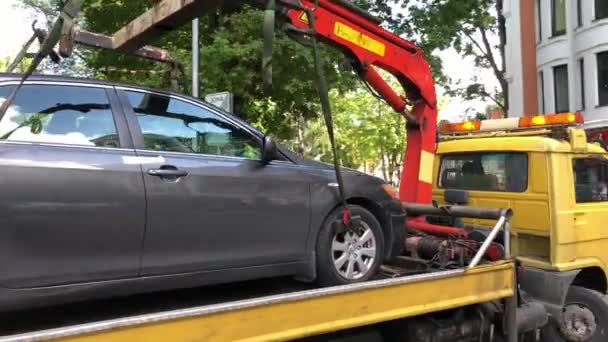 Remolque con coche en la calle — Vídeos de Stock