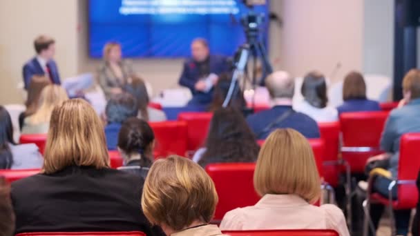 Menschen hören Diskussion während des Seminars zu — Stockvideo