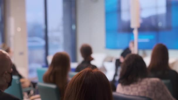 Audiencia anónima durante seminario de negocios — Vídeo de stock