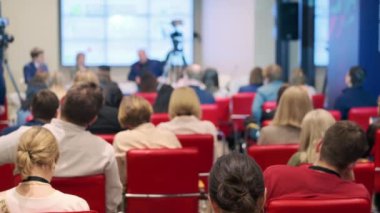 Seminer sırasında tartışmayı dinleyen insanlar