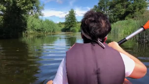 Туристический каяк на реке в сельской местности — стоковое видео