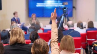 Seminer sırasında tartışmayı dinleyen insanlar