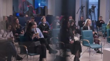 İş konferansına katılan gençler