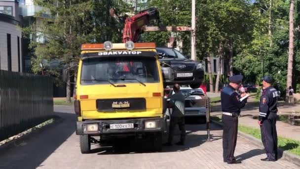 Verkehrspolizisten fahren Auto mit Wrack um — Stockvideo