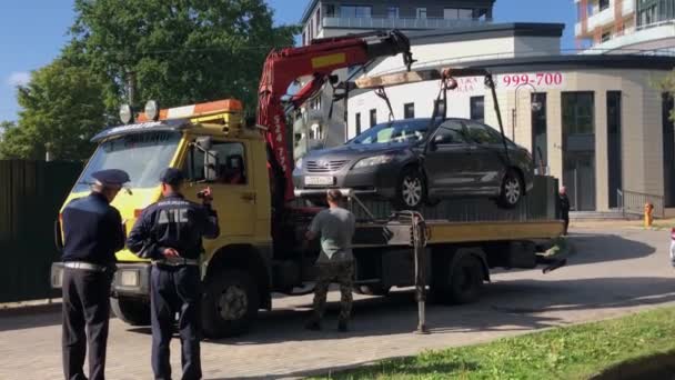 Verkehrspolizisten fahren Auto mit Wrack um — Stockvideo