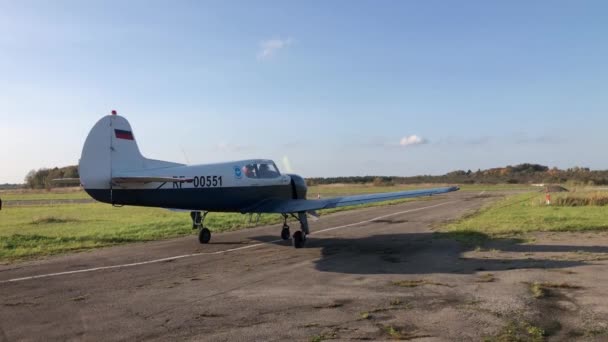 Avião leve no aeródromo rural — Vídeo de Stock