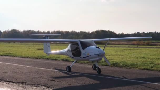 Leichtflugzeug auf Landflugplatz — Stockvideo