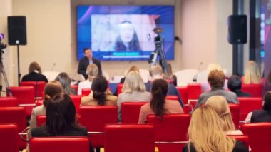 Seyirciler video kaydediyor ve çevrimiçi hoparlör dinliyor